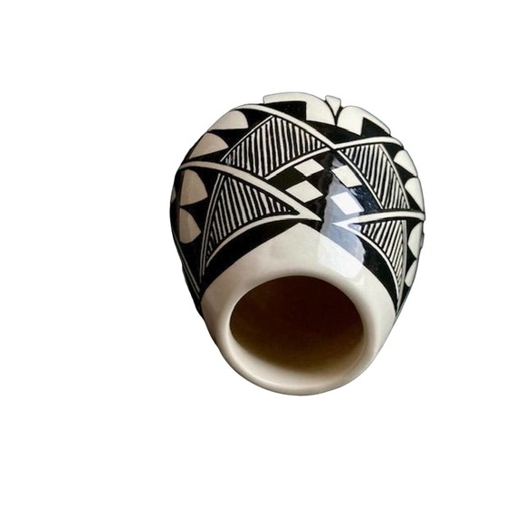 Small, Black and White Acoma Pot, signed - Picture 2 of 3